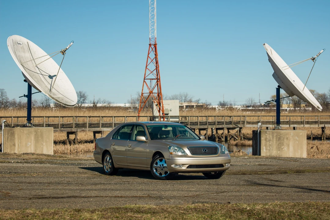 2001 Lexus LS 3rd Gen - Image 21 of 31