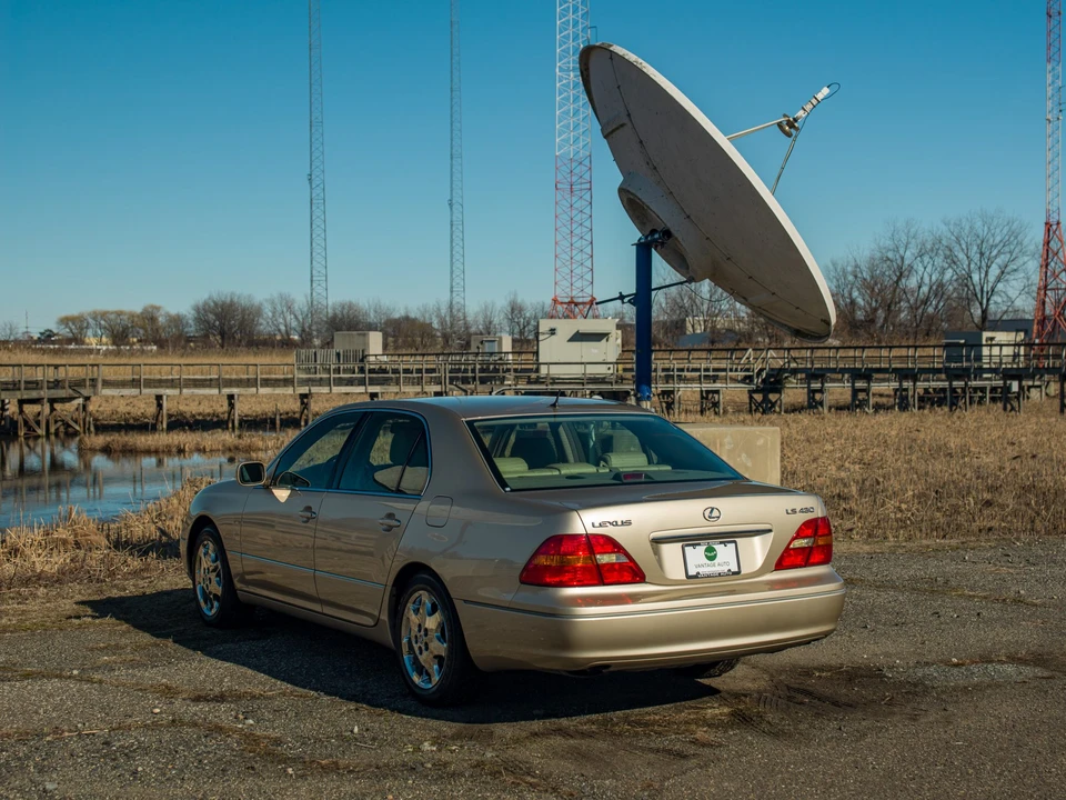 2001 Lexus LS 3rd Gen - Image 11 of 31