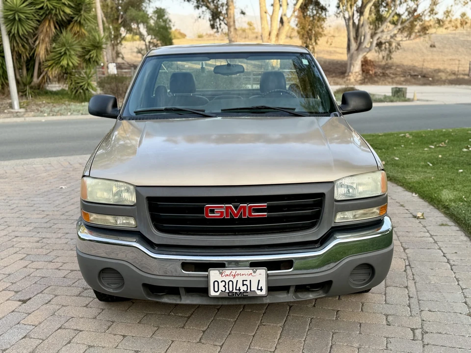 2004 GMC Sierra 2nd Gen - Image 2 of 31