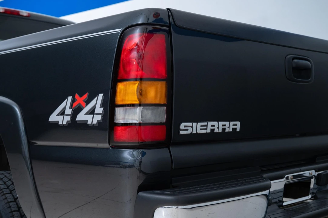 2004 GMC Sierra Heavy Duty 2nd Gen - Image 24 of 31