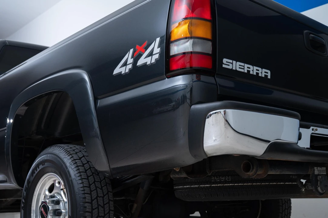 2004 GMC Sierra Heavy Duty 2nd Gen - Image 25 of 31