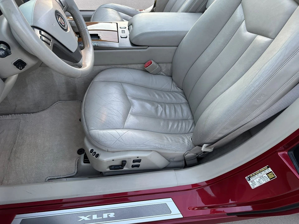 2005 Cadillac XLR - Image 24 of 31
