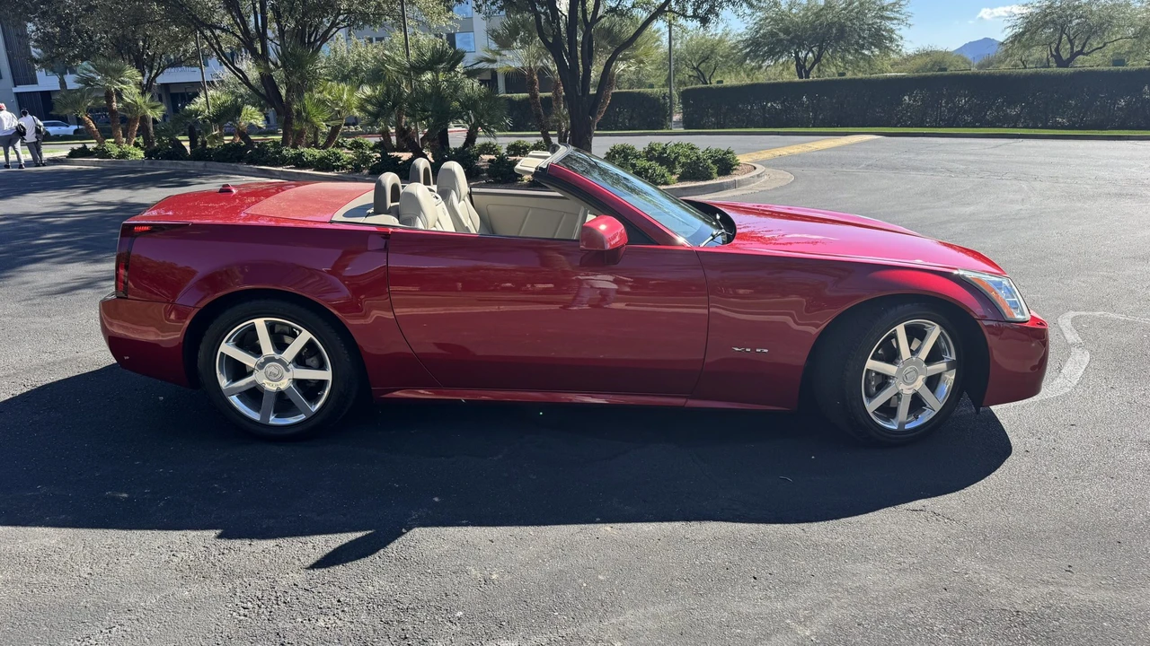 2005 Cadillac XLR - Image 8 of 31