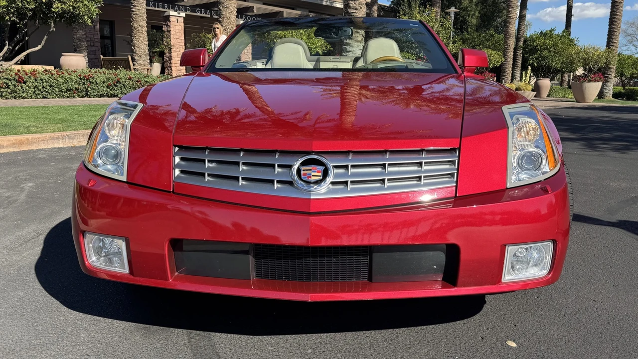 2005 Cadillac XLR - Image 4 of 31