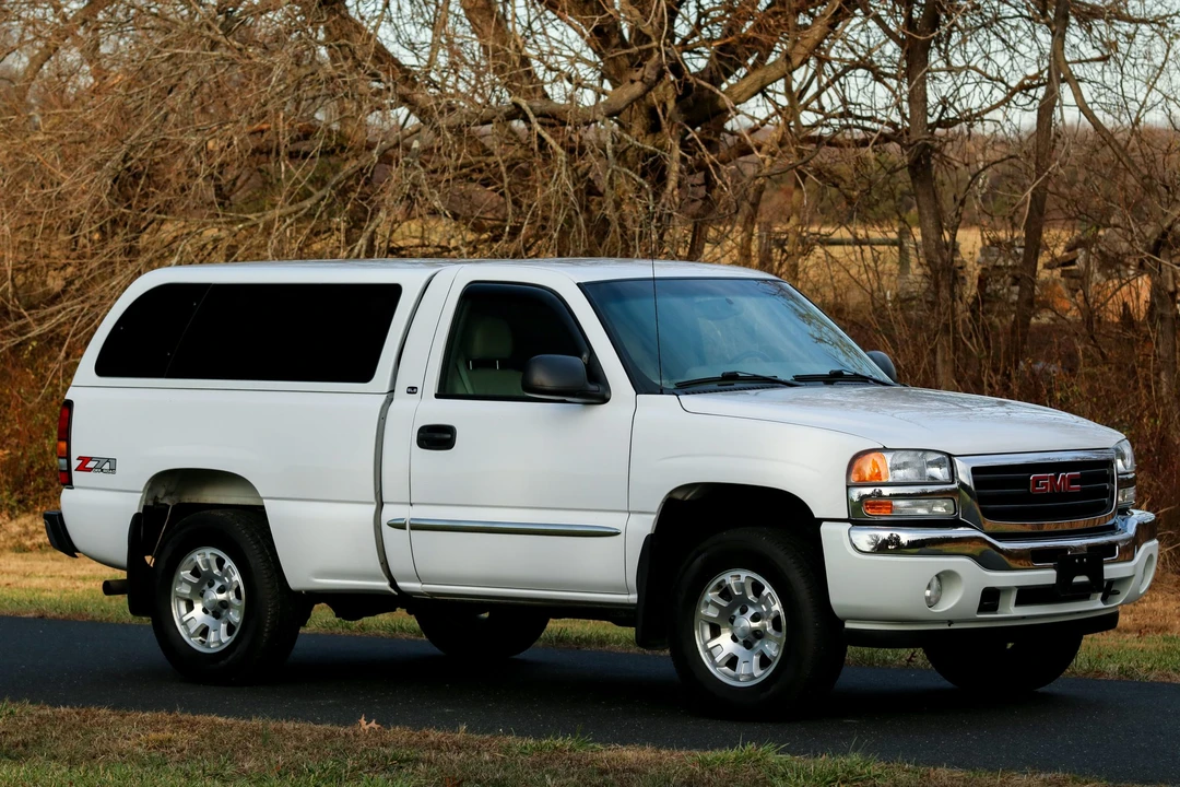 2005 GMC Sierra 2nd Gen - Image 2 of 31