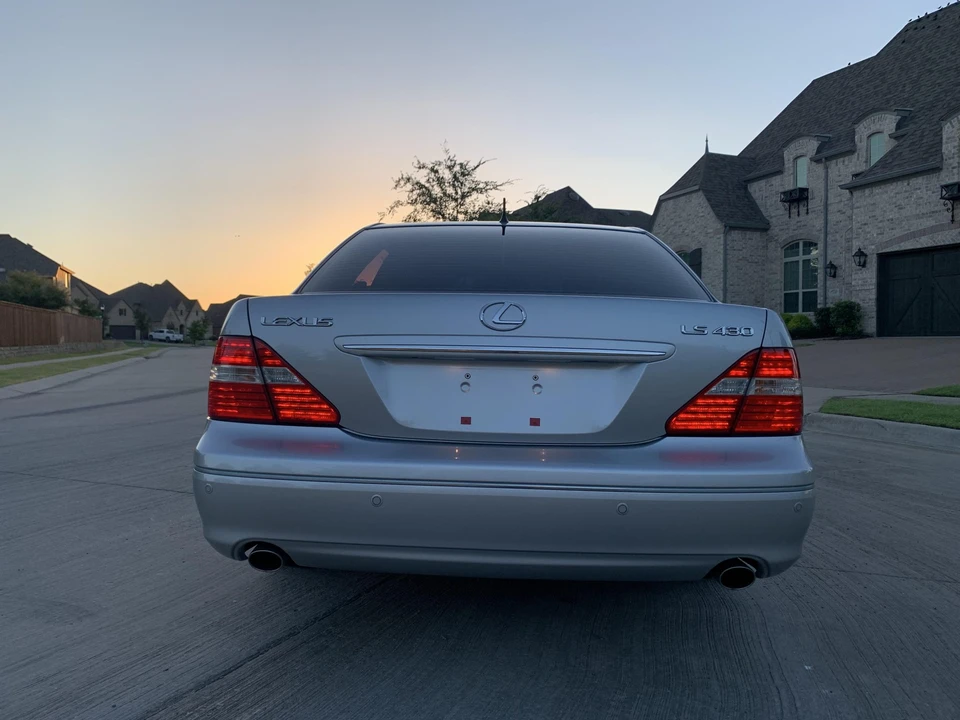 2005 Lexus LS 3rd Gen - Image 18 of 31