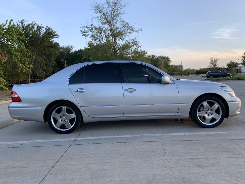 2005 Lexus LS 3rd Gen - Image 16 of 31