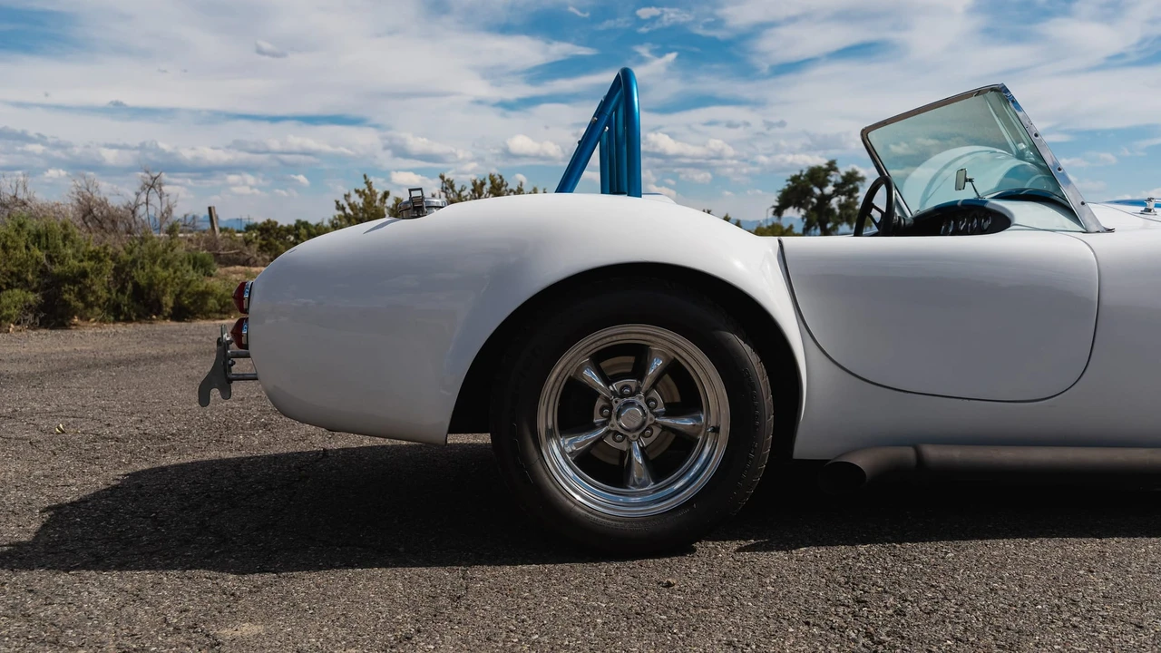 Shelby Cobra Replica - Image 15 of 31