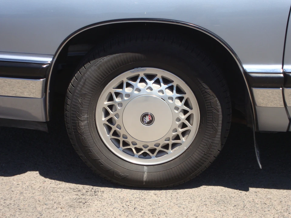 1994 Buick Park Avenue - Image 25 of 31