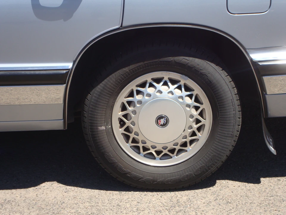 1994 Buick Park Avenue - Image 26 of 31