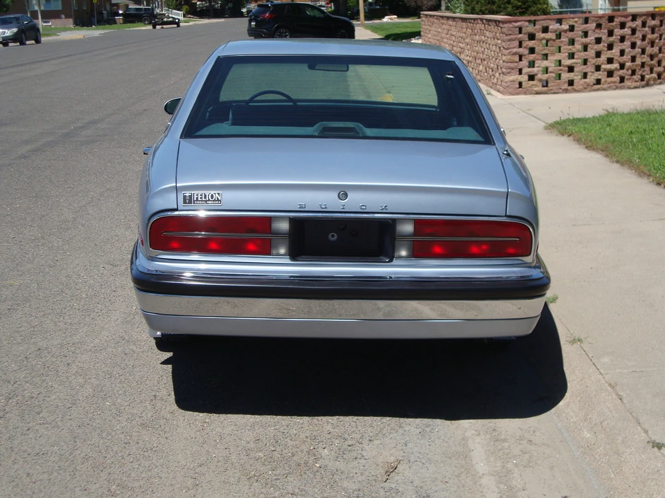 1994 Buick Park Avenue - Image 8 of 31