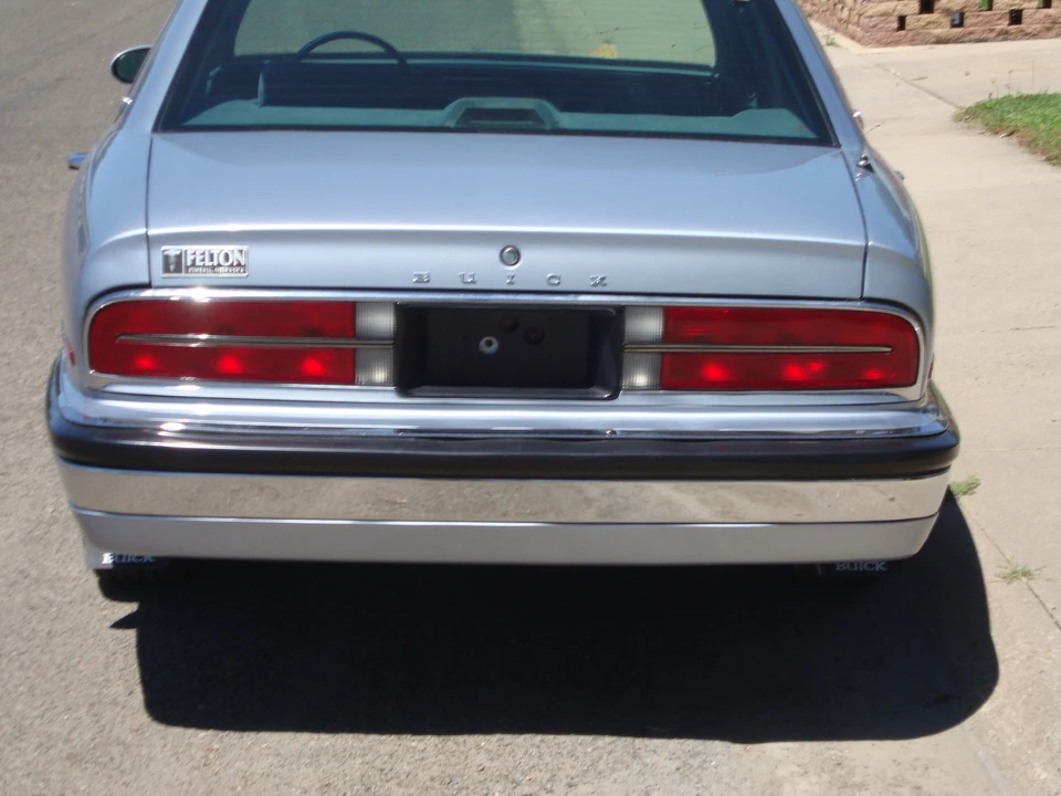 1994 Buick Park Avenue - Image 9 of 31