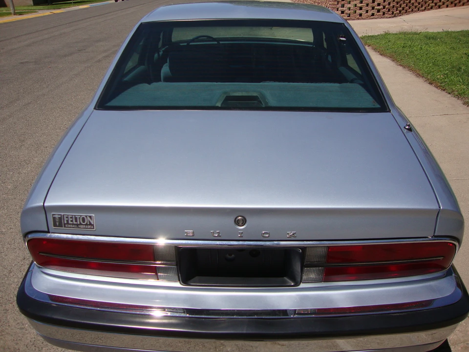 1994 Buick Park Avenue - Image 10 of 31