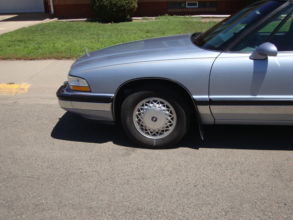 1994 Buick Park Avenue - Image 17 of 31