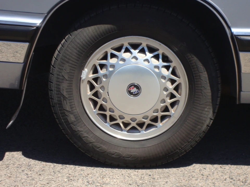 1994 Buick Park Avenue - Image 27 of 31