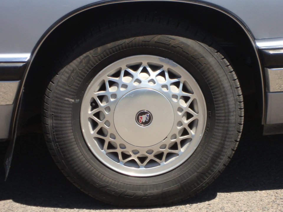 1994 Buick Park Avenue - Image 28 of 31