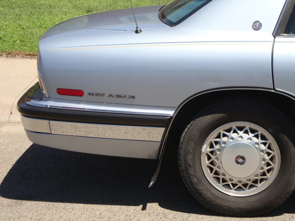 1994 Buick Park Avenue - Image 13 of 31