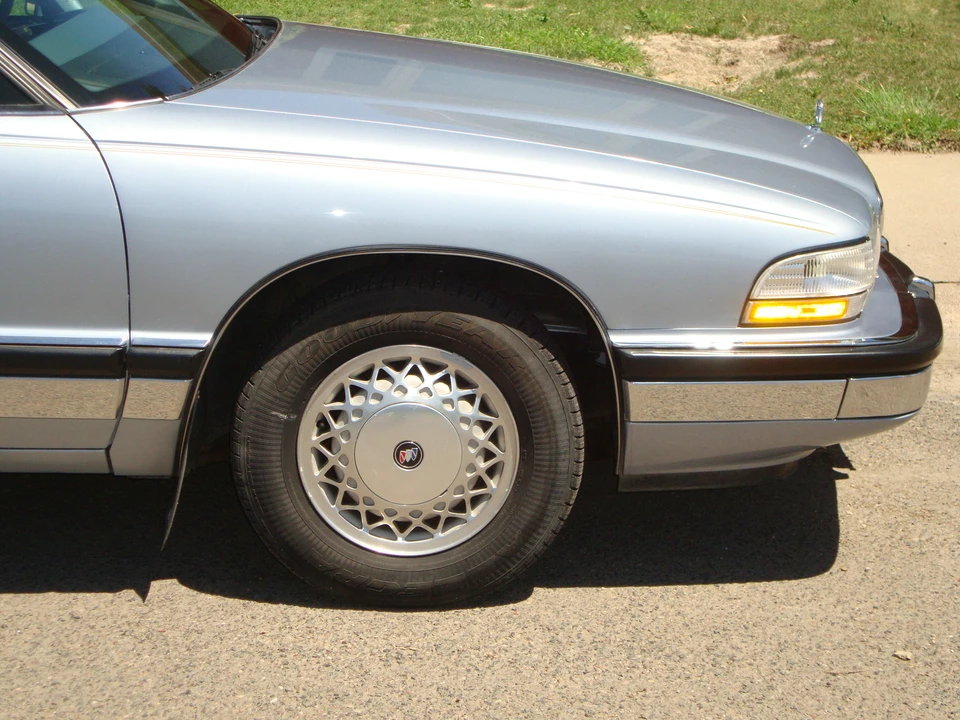 1994 Buick Park Avenue - Image 16 of 31