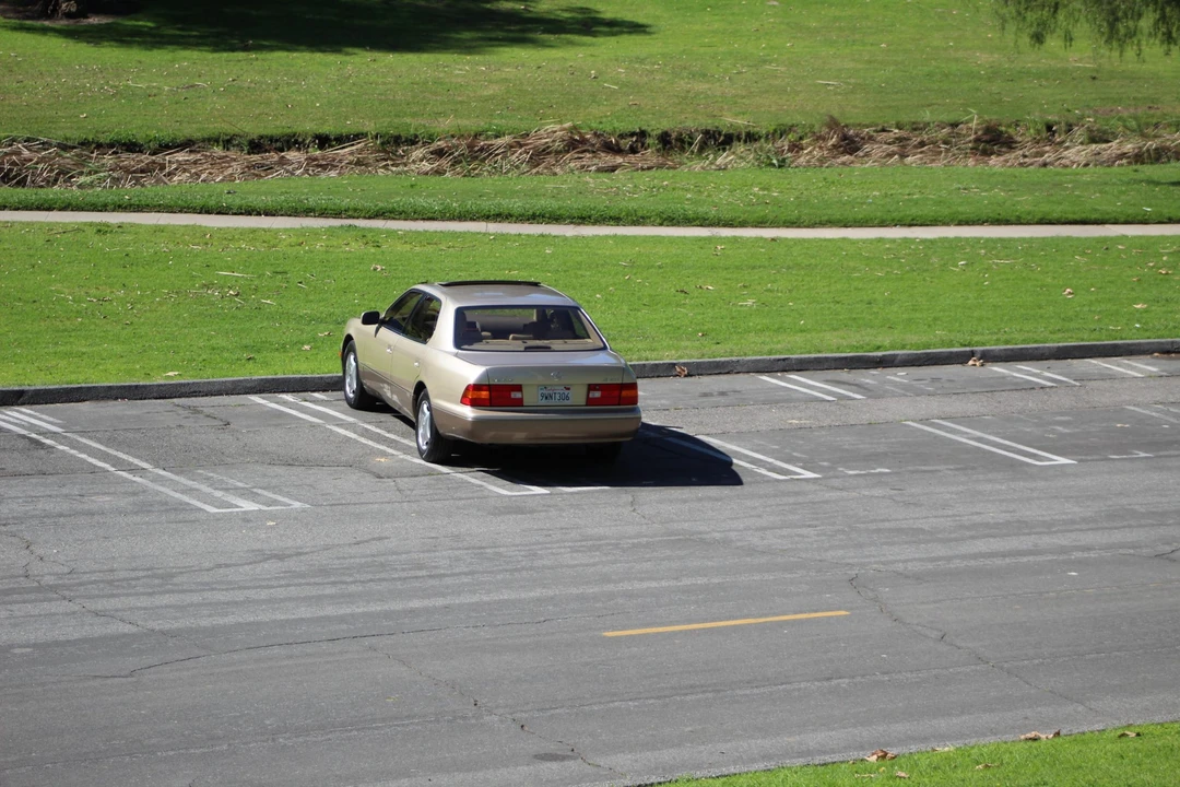 2000 Lexus LS 2nd Gen - Image 4 of 31