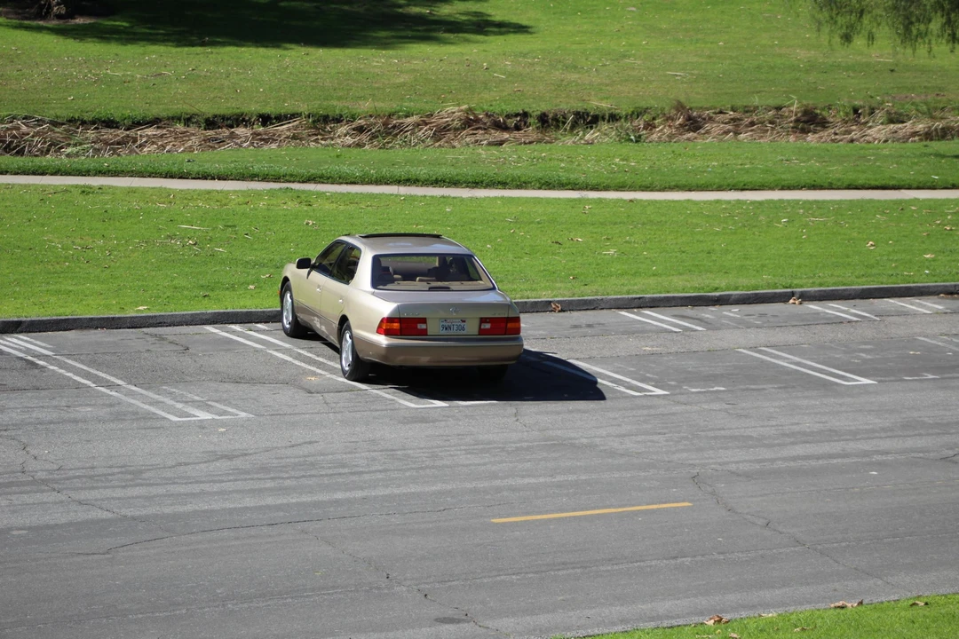 2000 Lexus LS 2nd Gen - Image 5 of 31