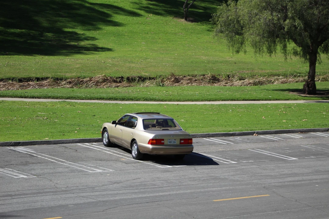 2000 Lexus LS 2nd Gen - Image 6 of 31
