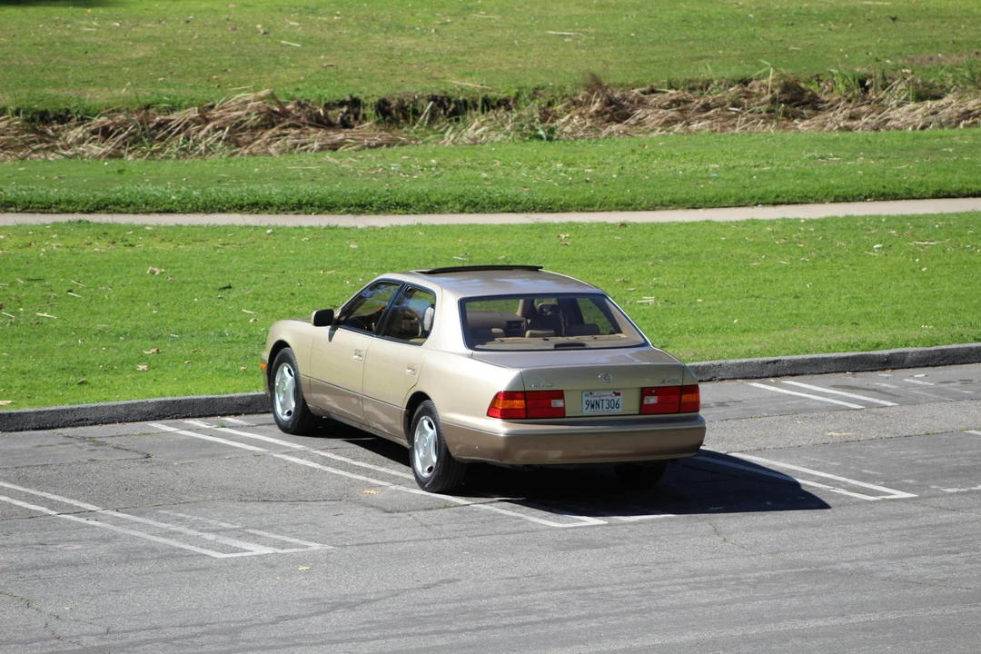 2000 Lexus LS 2nd Gen - Image 7 of 31
