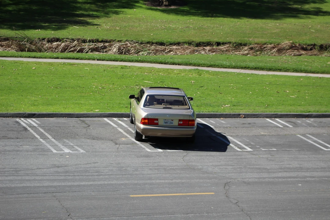 2000 Lexus LS 2nd Gen - Image 16 of 31