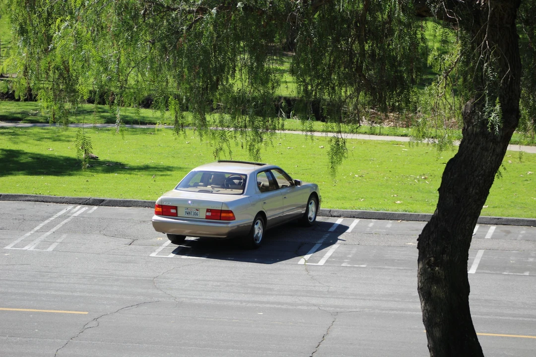 2000 Lexus LS 2nd Gen - Image 21 of 31