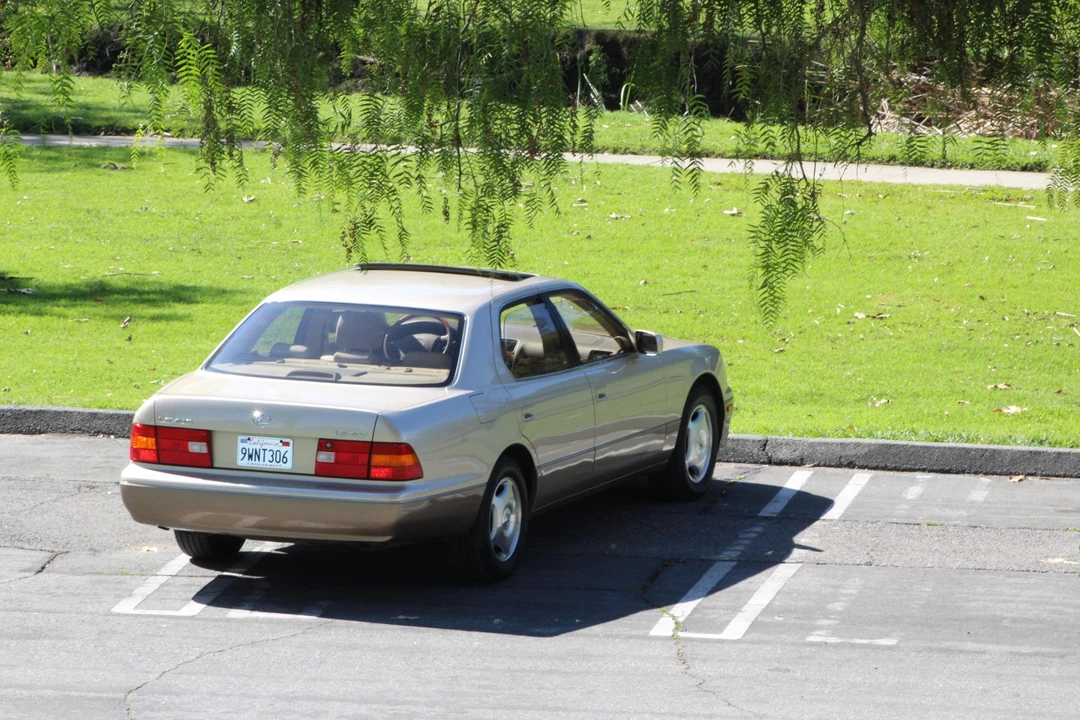 2000 Lexus LS 2nd Gen - Image 23 of 31