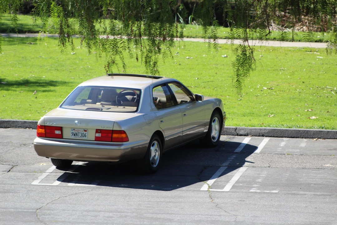 2000 Lexus LS 2nd Gen - Image 24 of 31