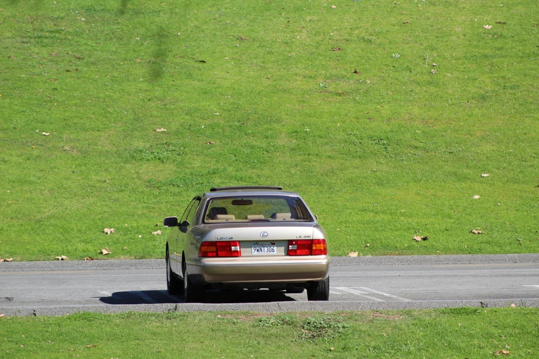 2000 Lexus LS 2nd Gen - Image 14 of 31
