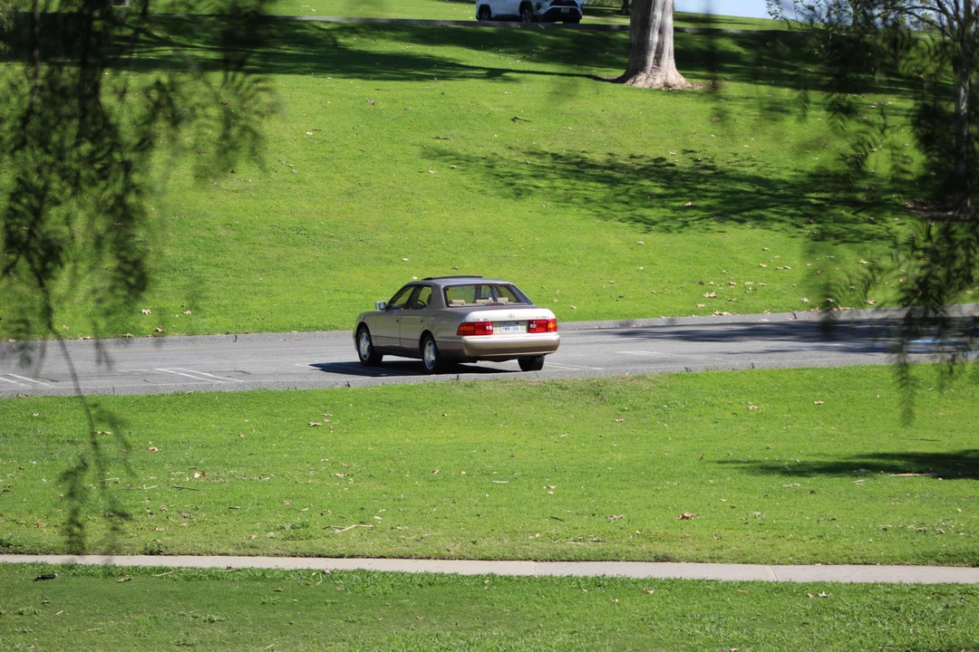 2000 Lexus LS 2nd Gen - Image 11 of 31