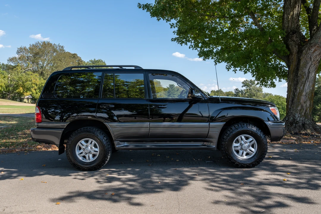 2000 Lexus LX 2nd Gen - Image 18 of 31