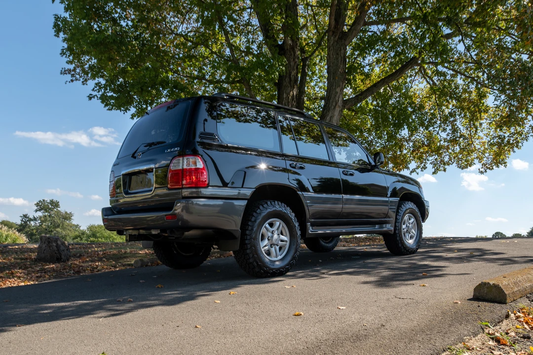 2000 Lexus LX 2nd Gen - Image 17 of 31