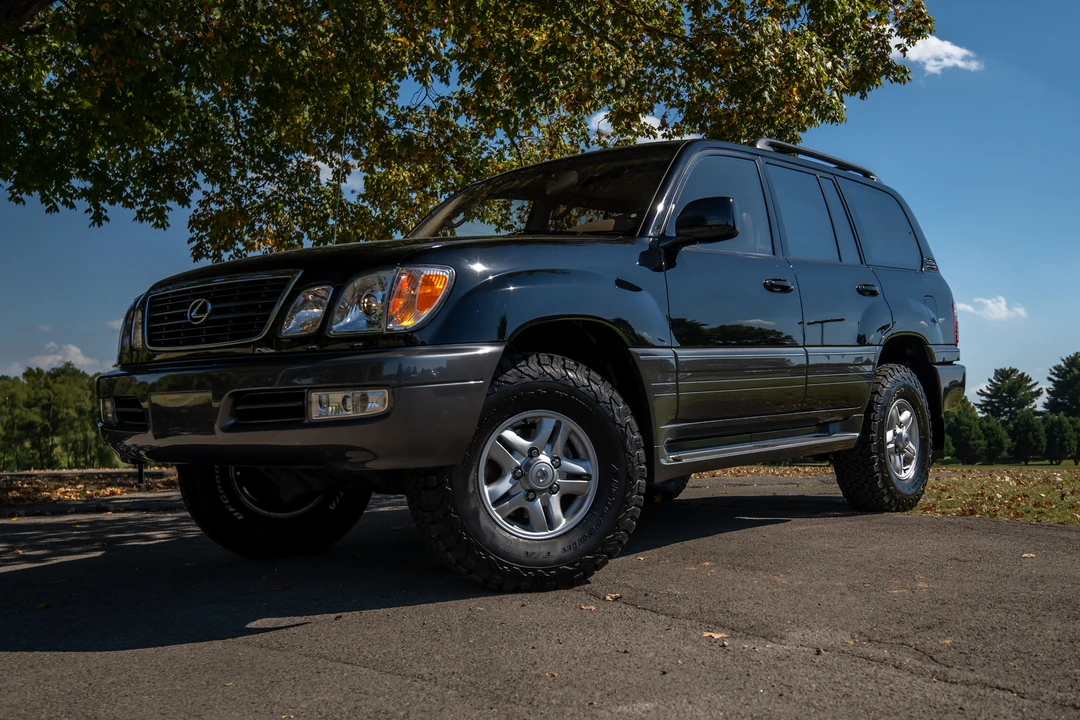 2000 Lexus LX 2nd Gen - Image 2 of 31