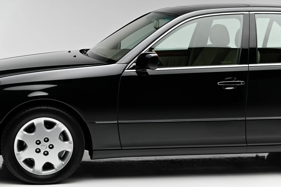 2001 Lexus LS 3rd Gen - Image 15 of 31