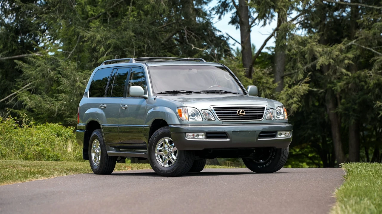2001 Lexus LX 2nd Gen - Image 25 of 31