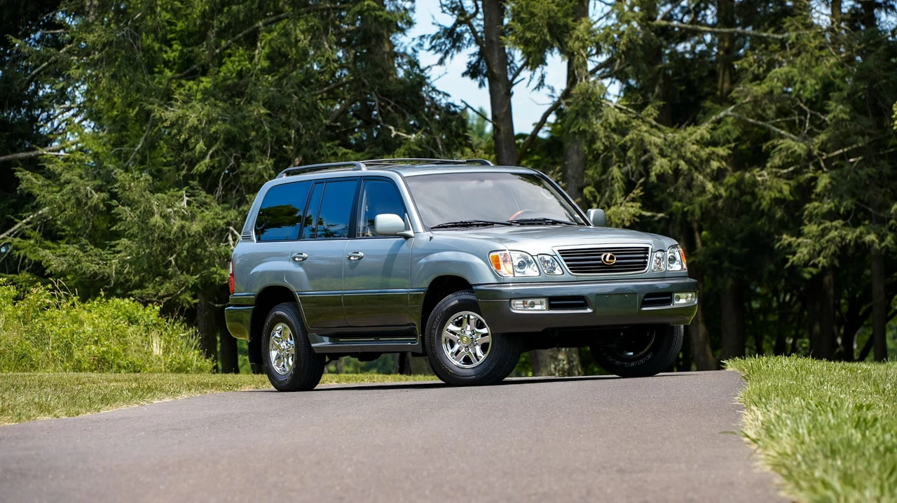 2001 Lexus LX 2nd Gen - Image 24 of 31
