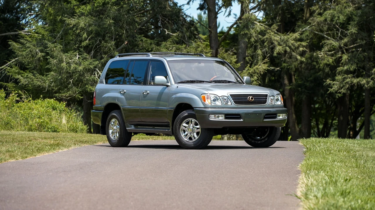 2001 Lexus LX 2nd Gen - Image 23 of 31