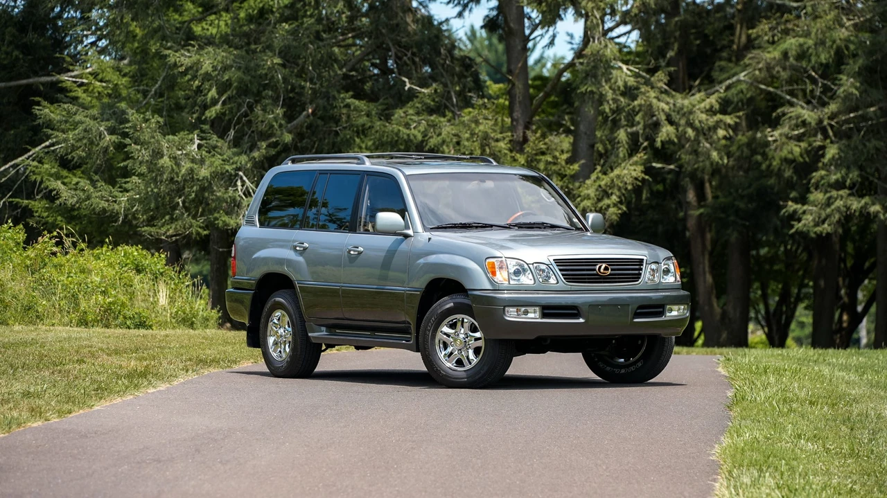 2001 Lexus LX 2nd Gen - Image 22 of 31