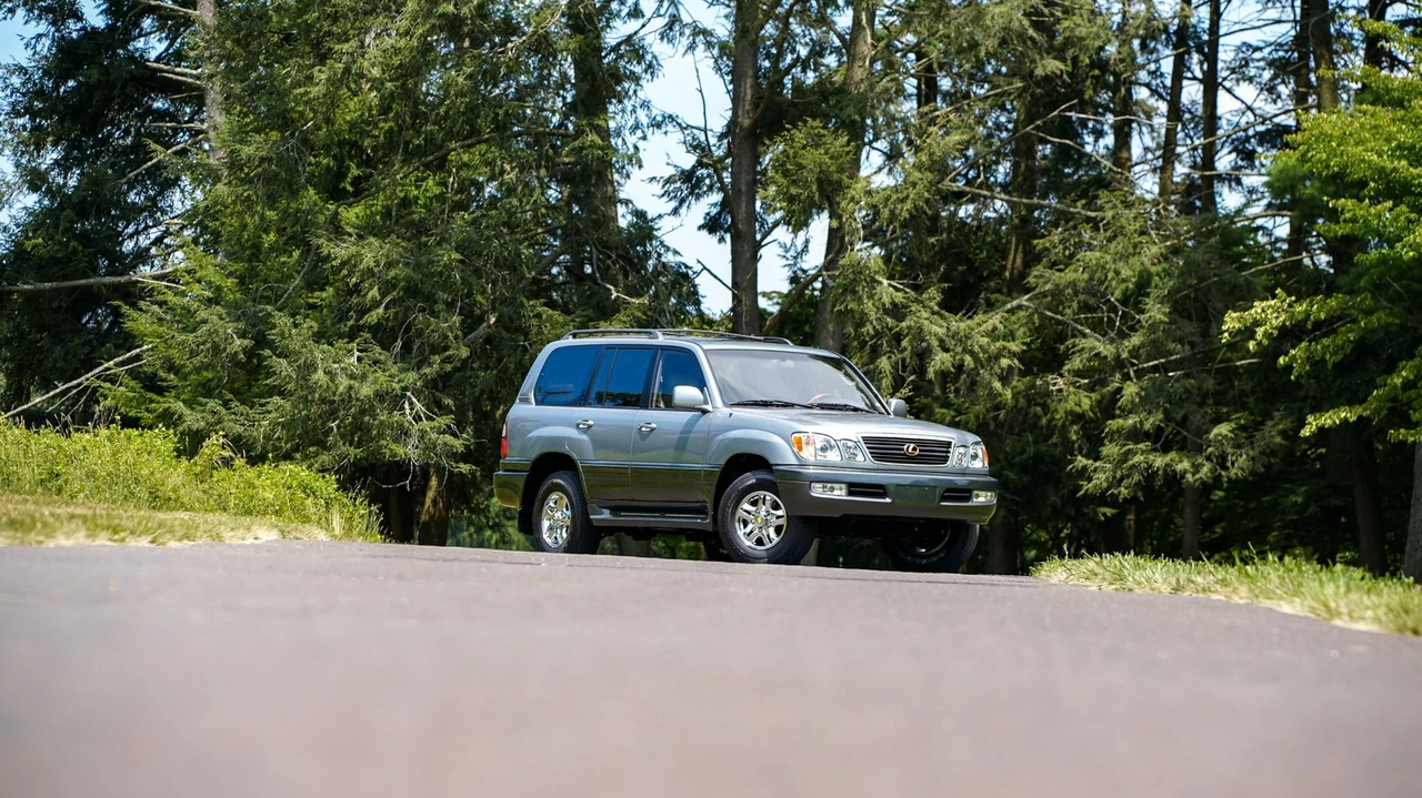 2001 Lexus LX 2nd Gen - Image 21 of 31