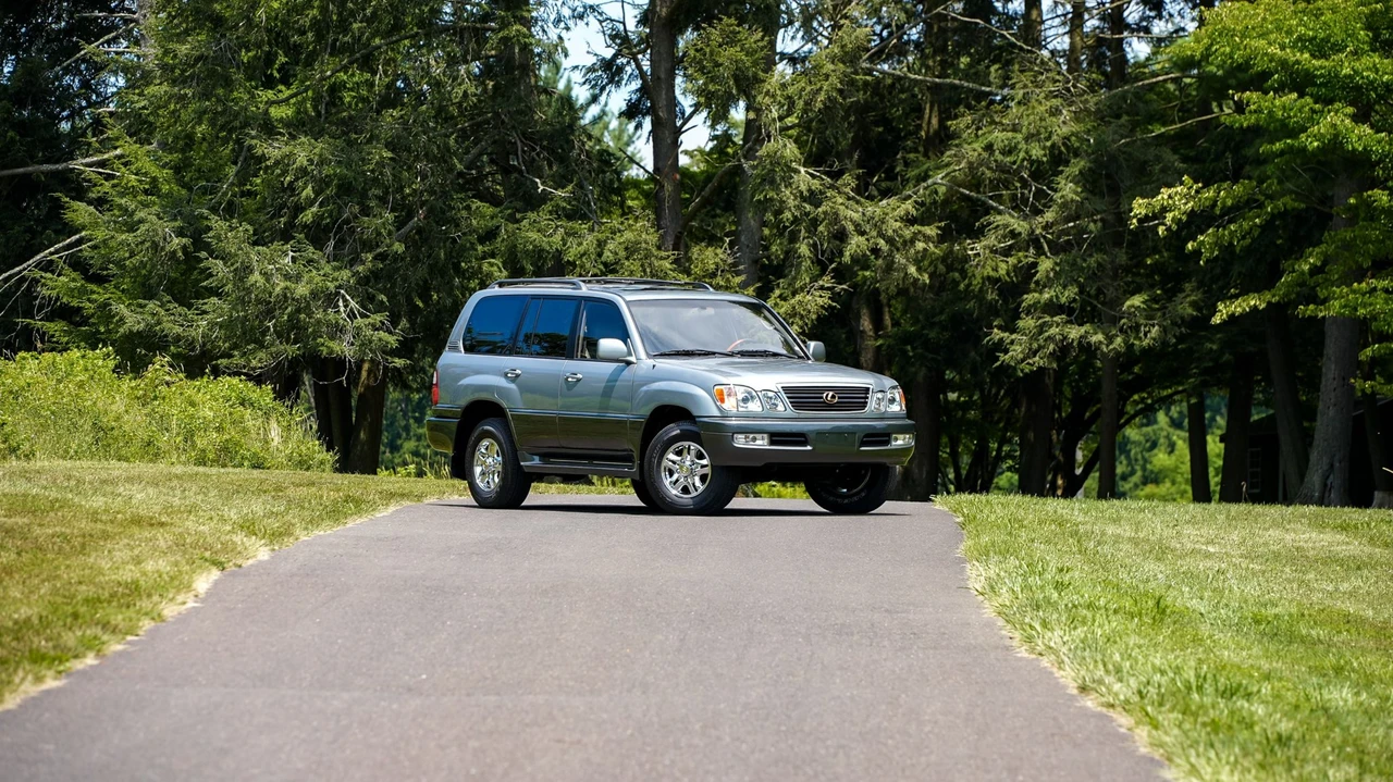 2001 Lexus LX 2nd Gen - Image 20 of 31