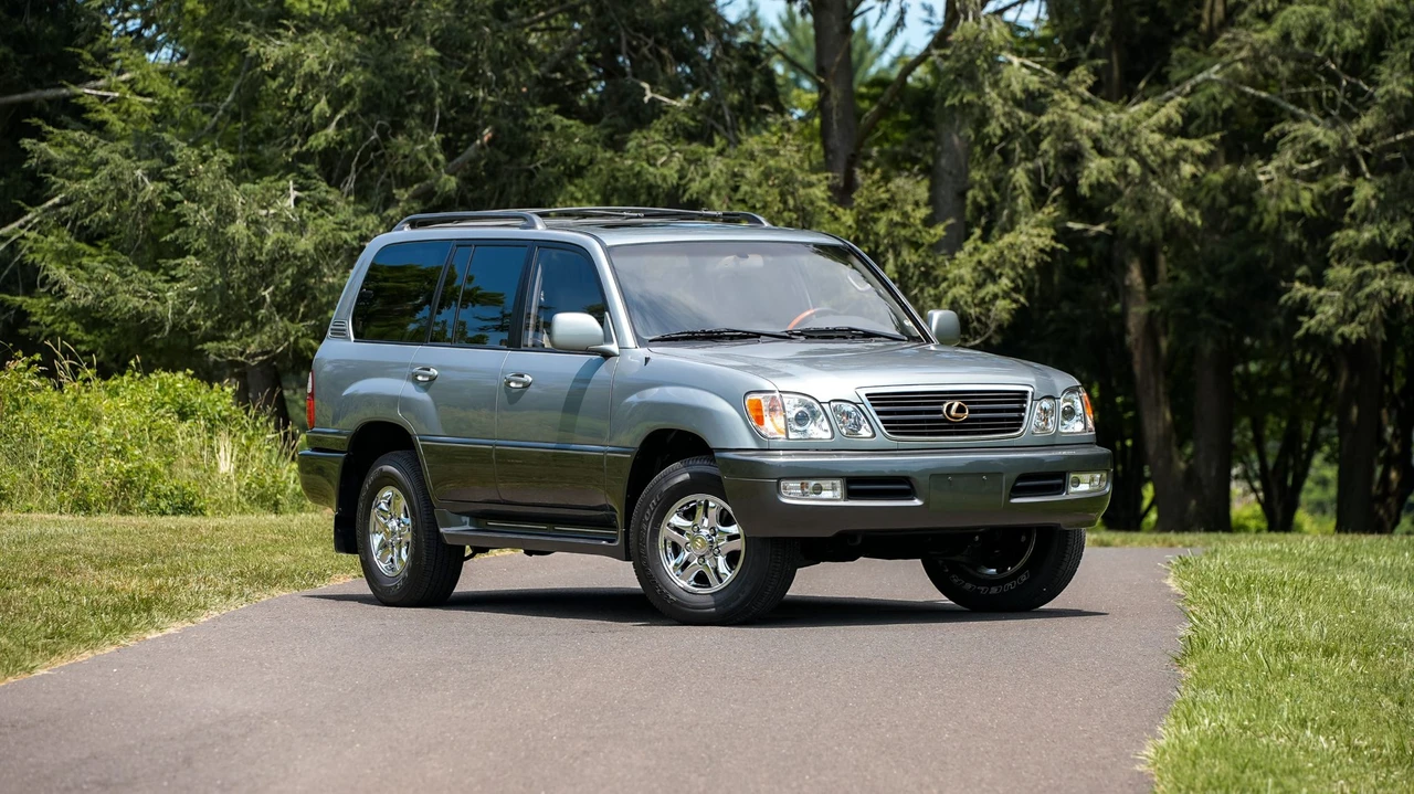 2001 Lexus LX 2nd Gen - Image 19 of 31