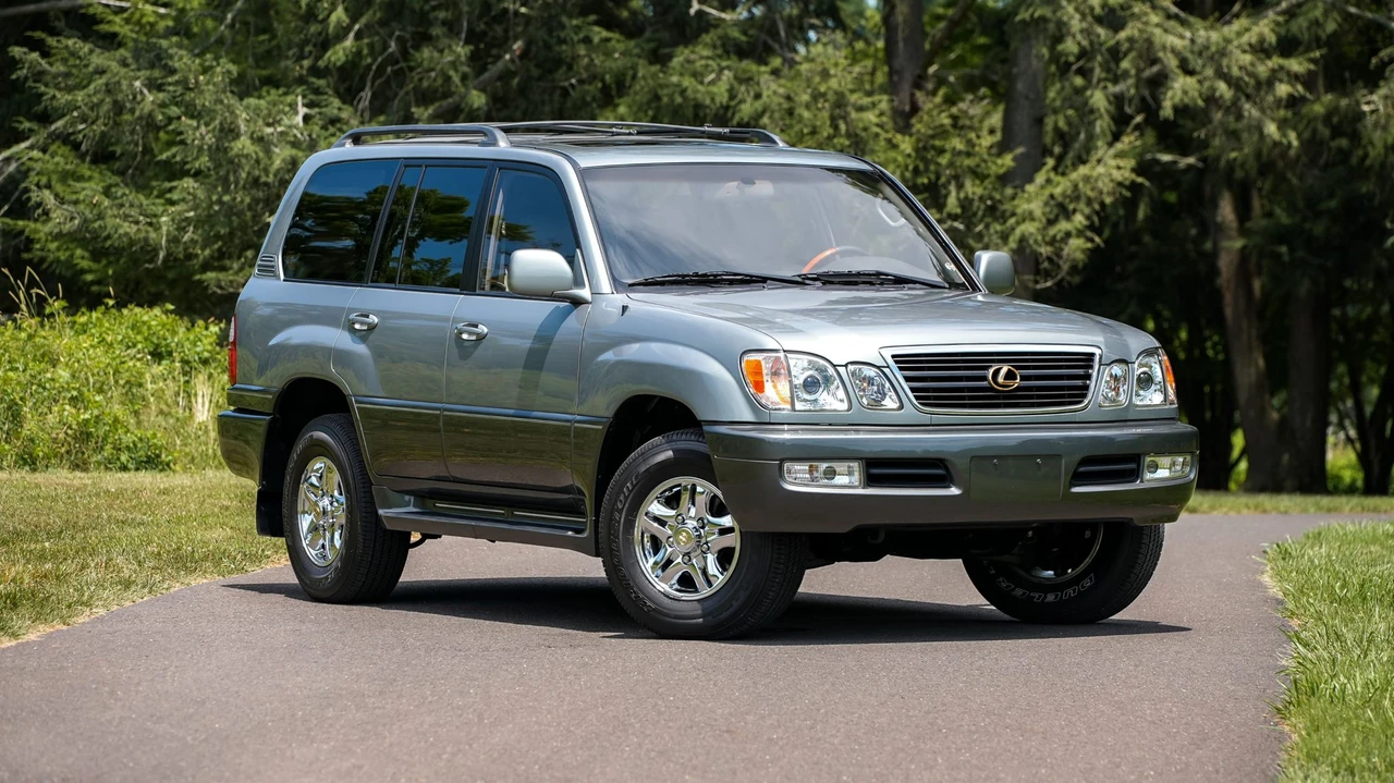 2001 Lexus LX 2nd Gen - Image 18 of 31