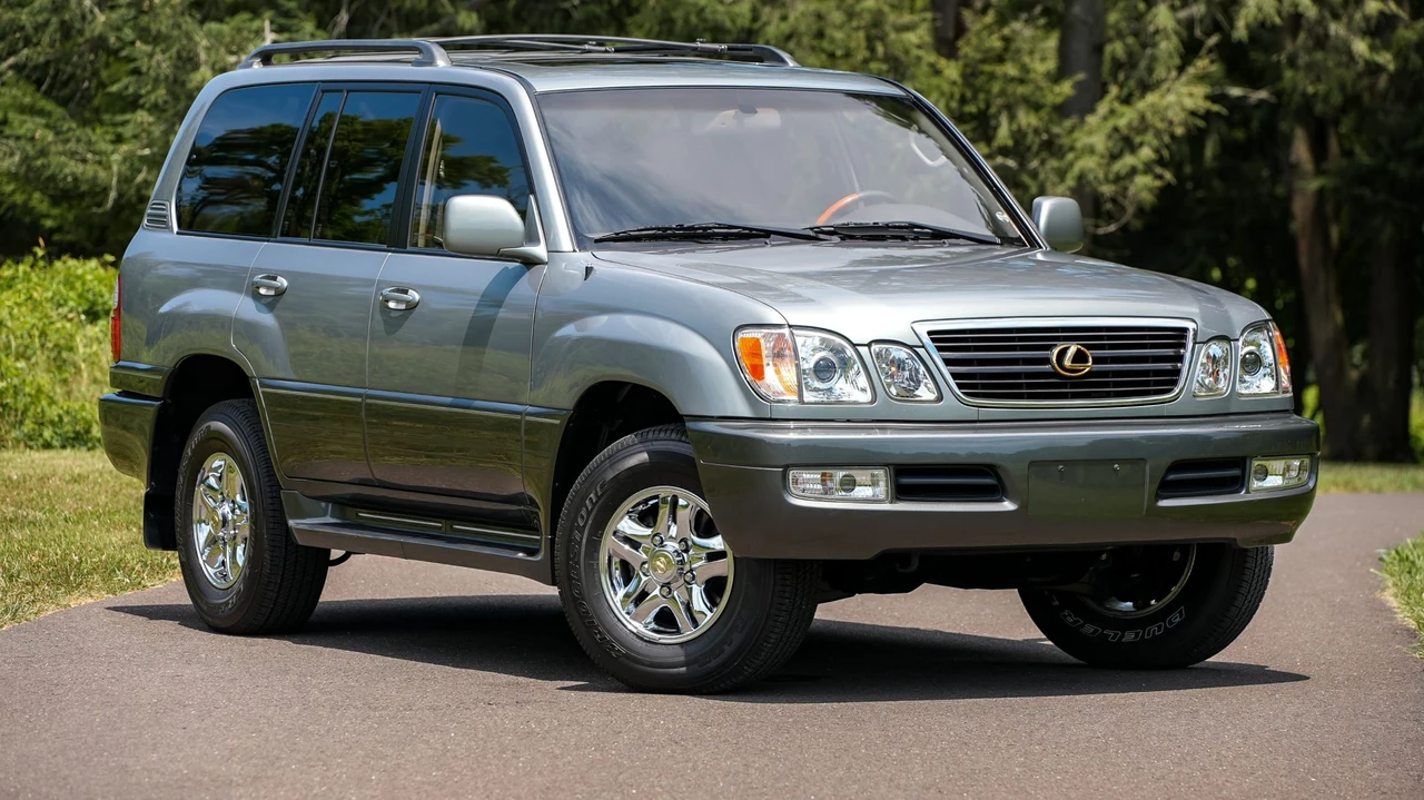 2001 Lexus LX 2nd Gen - Image 17 of 31