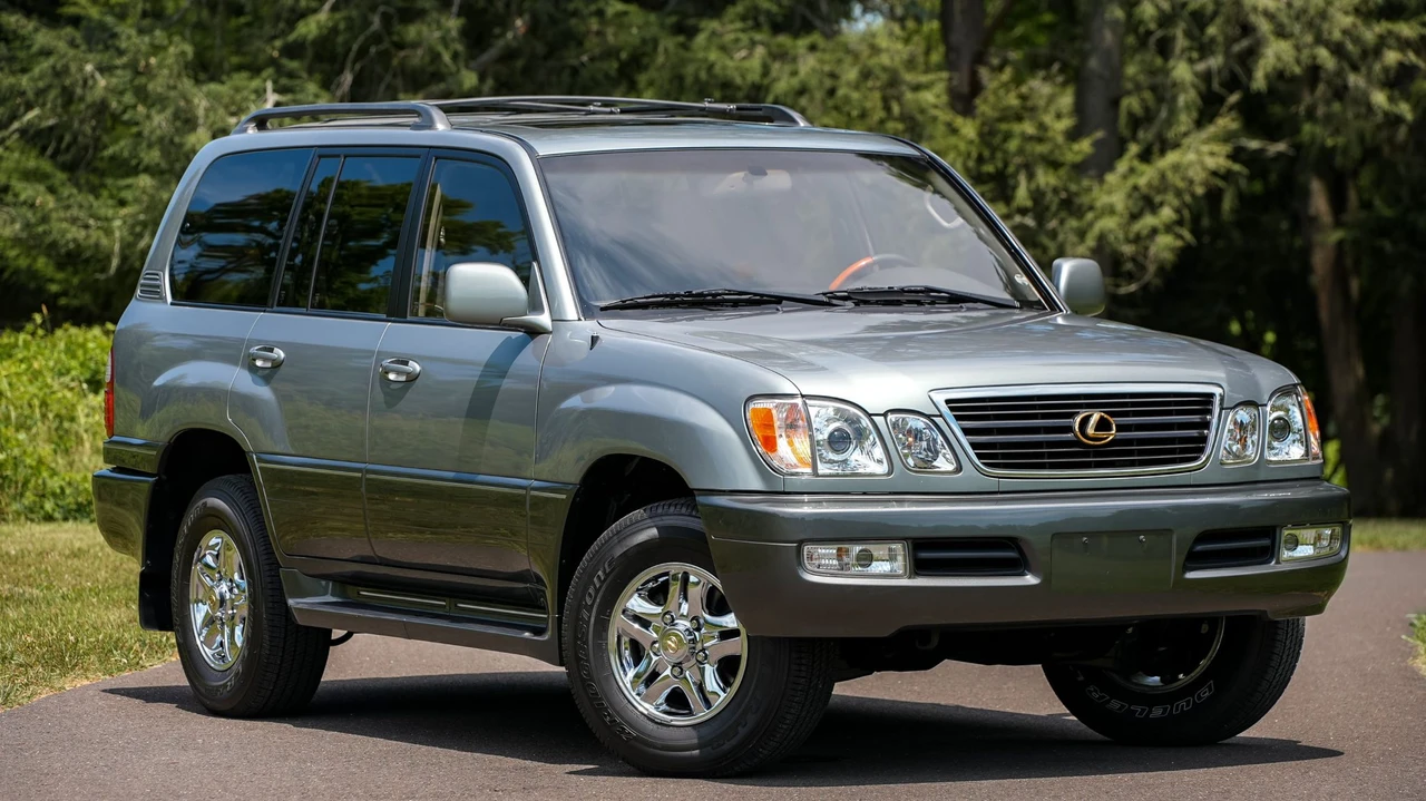 2001 Lexus LX 2nd Gen - Image 16 of 31