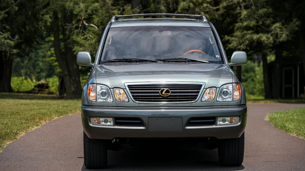 2001 Lexus LX 2nd Gen - Image 11 of 31