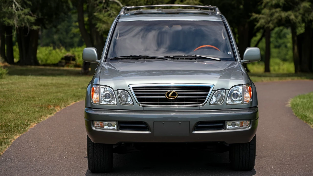 2001 Lexus LX 2nd Gen - Image 10 of 31