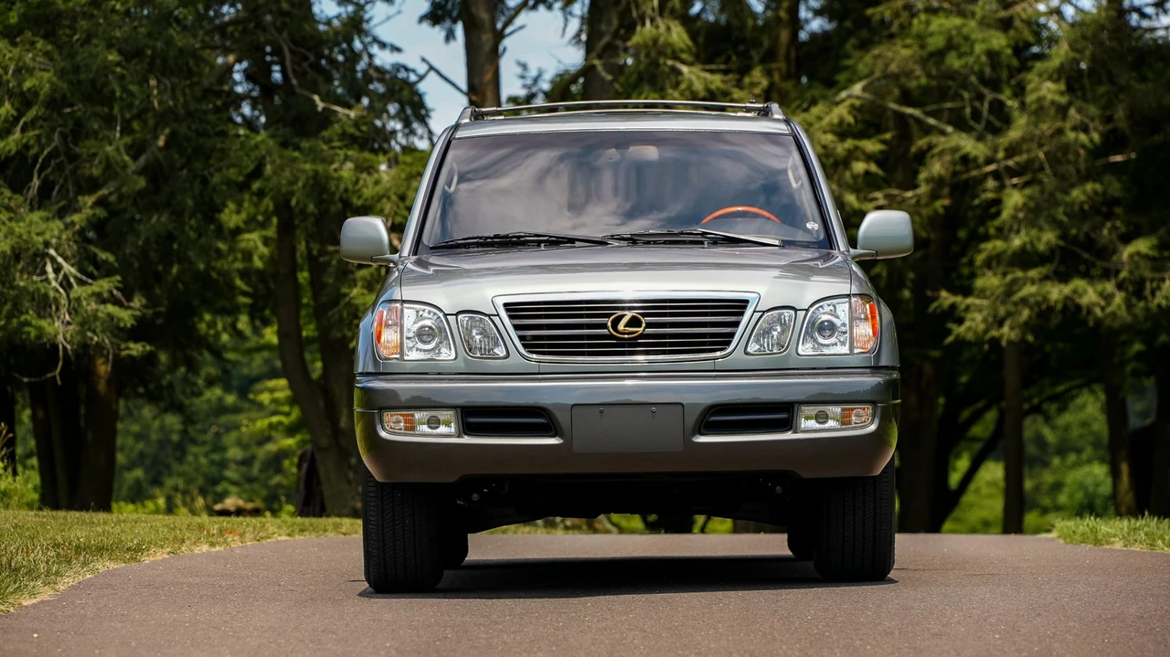 2001 Lexus LX 2nd Gen - Image 9 of 31
