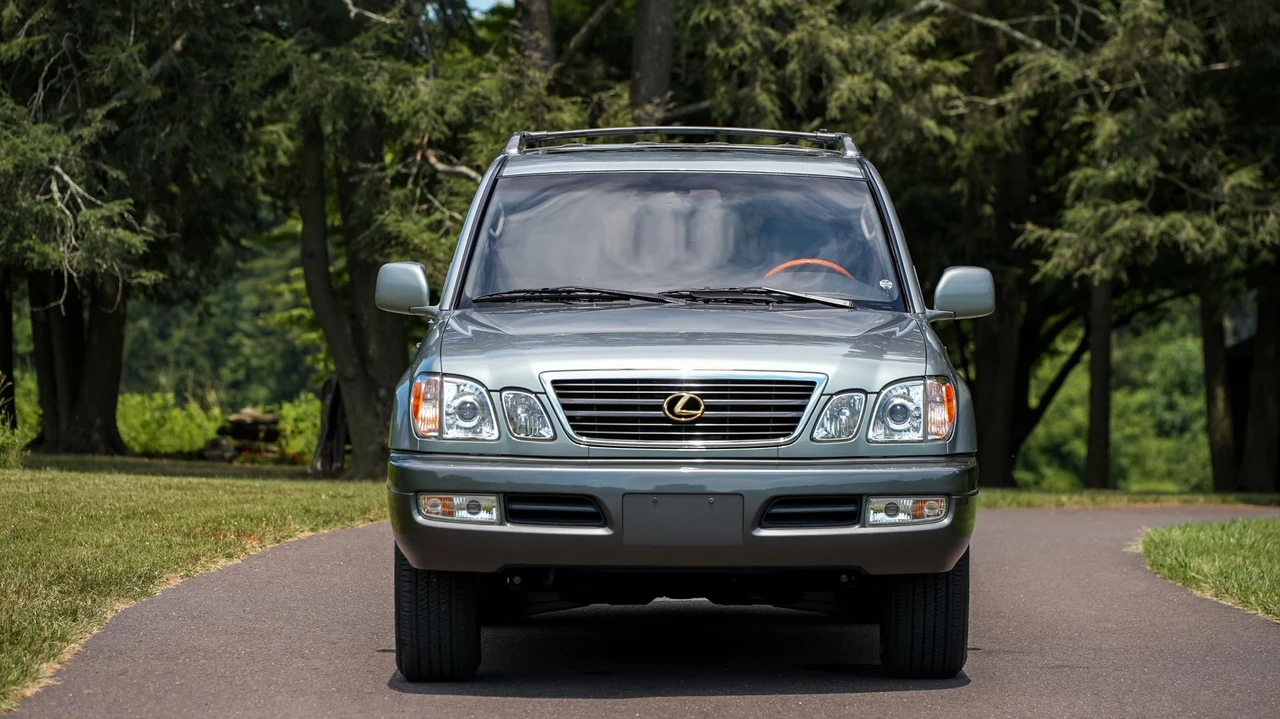 2001 Lexus LX 2nd Gen - Image 8 of 31